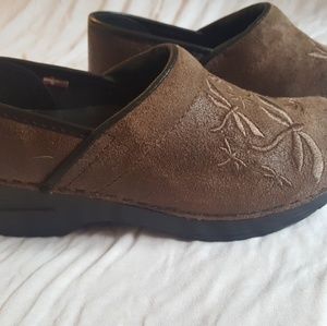 🚫SOLD🚫 Sanita Clogs Suede Dragonfly design